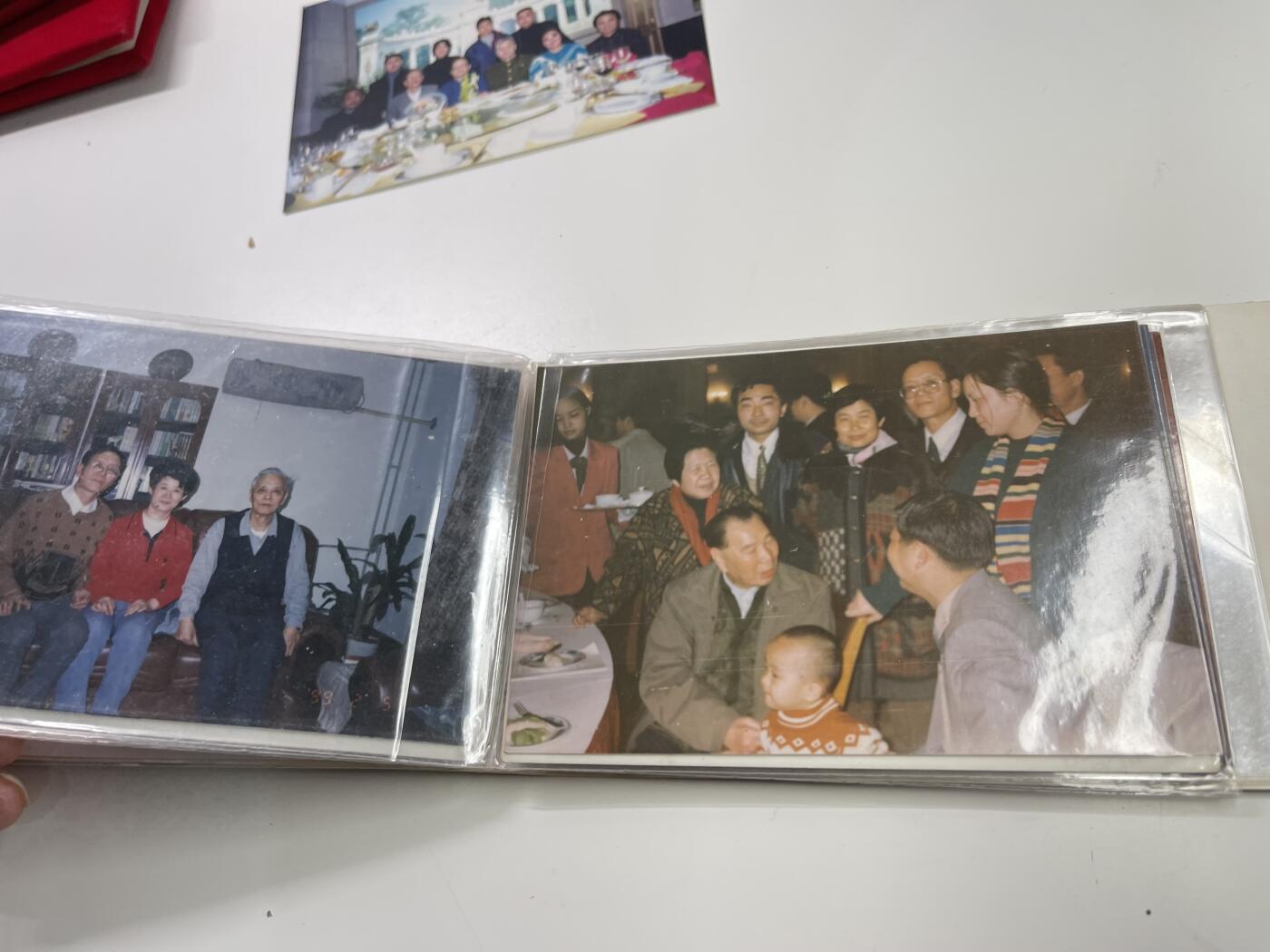 新时代收藏快速小拍 拍卖本周一线所得新货 欢迎关注 黄埔老兵杜伯园所得证书及家庭相册一本 杜伯园为国军进步人士参与起义，毕业于黄埔军校第22期骑兵科担任北京市黄埔军校同学会副会长，同时为书法家 奖章证书为其庆祝97香港回归的时刻所作艺术作品获得中央统战部嘉奖