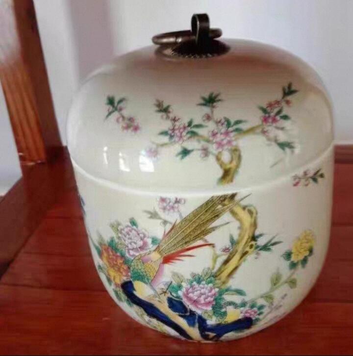 清雍正年制富贵锦鸡图茶叶罐 景德镇瓷器收藏品，数量有限先到先得 。 直径10.5厘米，底径7.5厘米，高11.5厘米，做工精良，即能装茶叶，又能当摆件，很漂亮