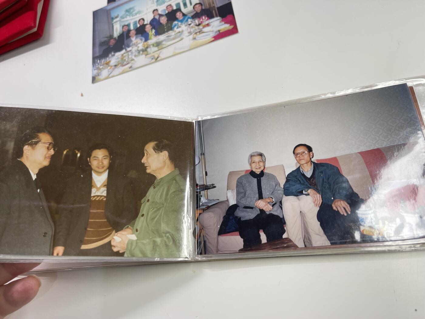 新时代收藏快速小拍 拍卖本周一线所得新货 欢迎关注 黄埔老兵杜伯园所得证书及家庭相册一本 杜伯园为国军进步人士参与起义，毕业于黄埔军校第22期骑兵科担任北京市黄埔军校同学会副会长，同时为书法家 奖章证书为其庆祝97香港回归的时刻所作艺术作品获得中央统战部嘉奖