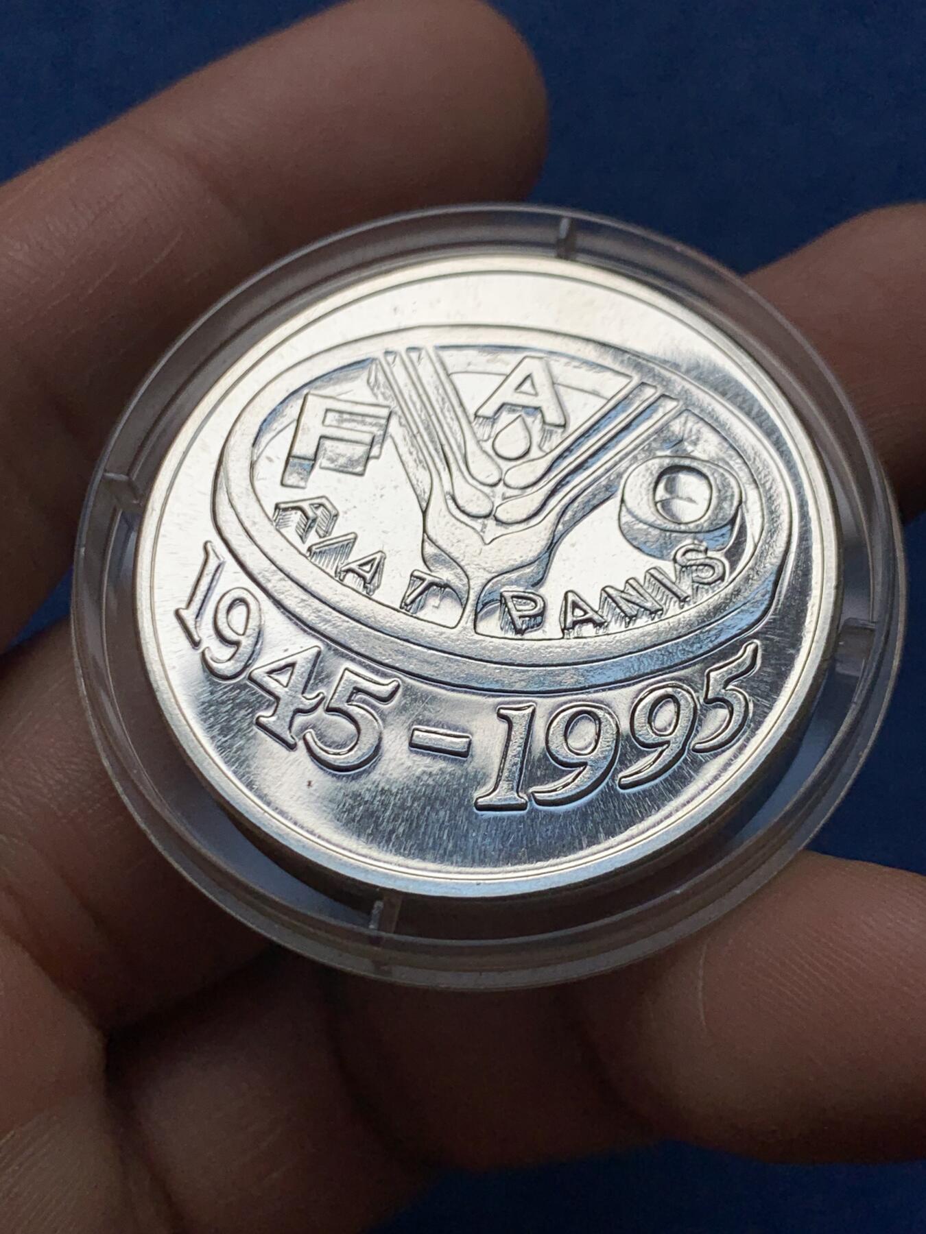 《竞宝斋》第474场 周日，周一 2场连拍 （全场包邮）欢迎送拍 罗马尼亚1995年联合国粮食及农业组织成立50周年100列伊纪念银币 925银 27.45克