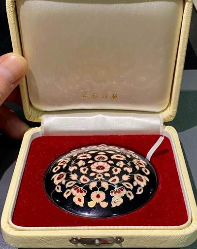 日日生财—方圆世界（全场包邮） - 日本皇室宫内厅遺品局改制的黑地珐琅花卉纹文镇（镇纸）