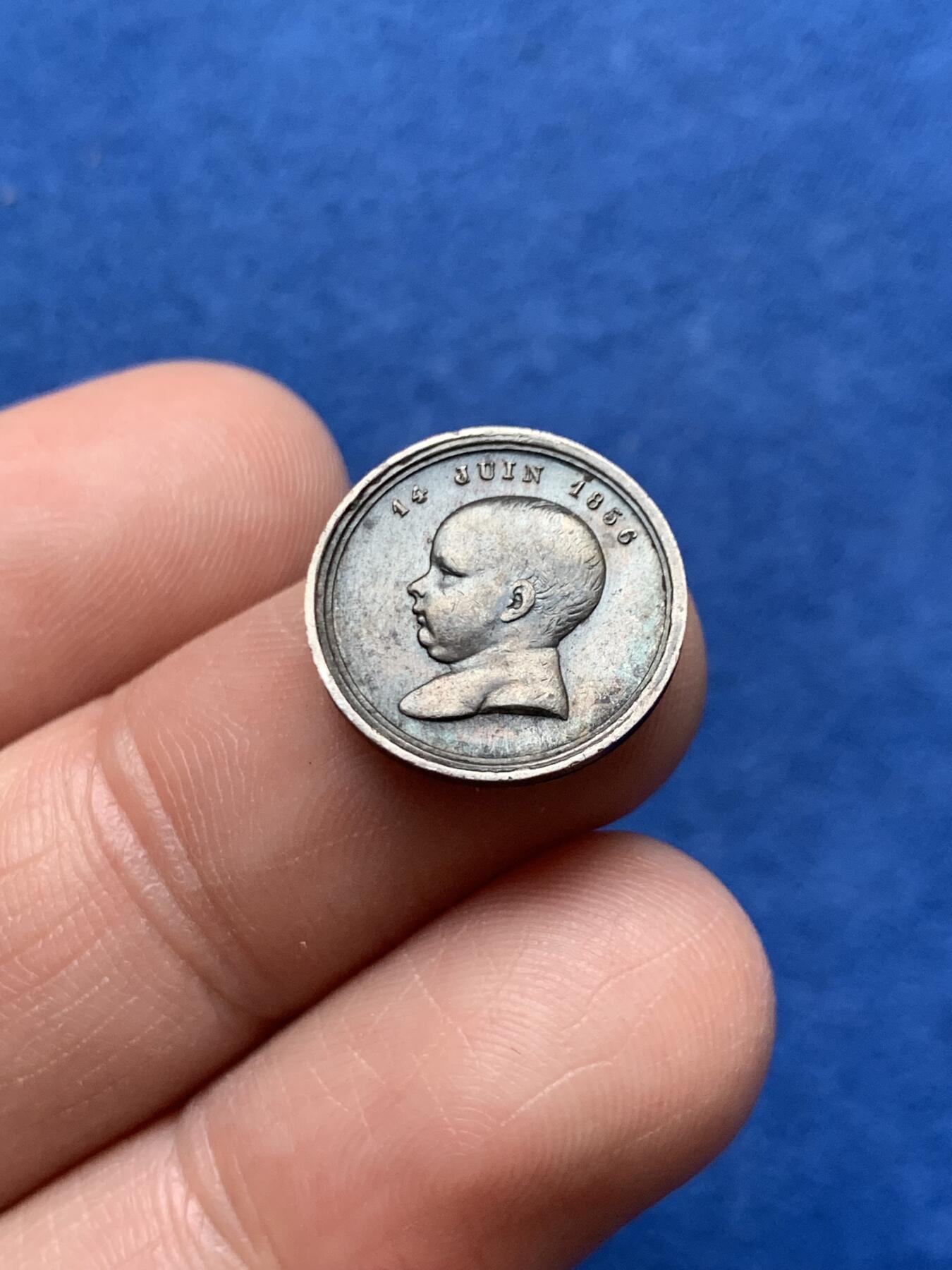 《竞宝斋》第474场 周日，周一 2场连拍 （全场包邮）欢迎送拍 法国1856年拿破仑四世洗礼纪念银章，1.9克，15.7mm