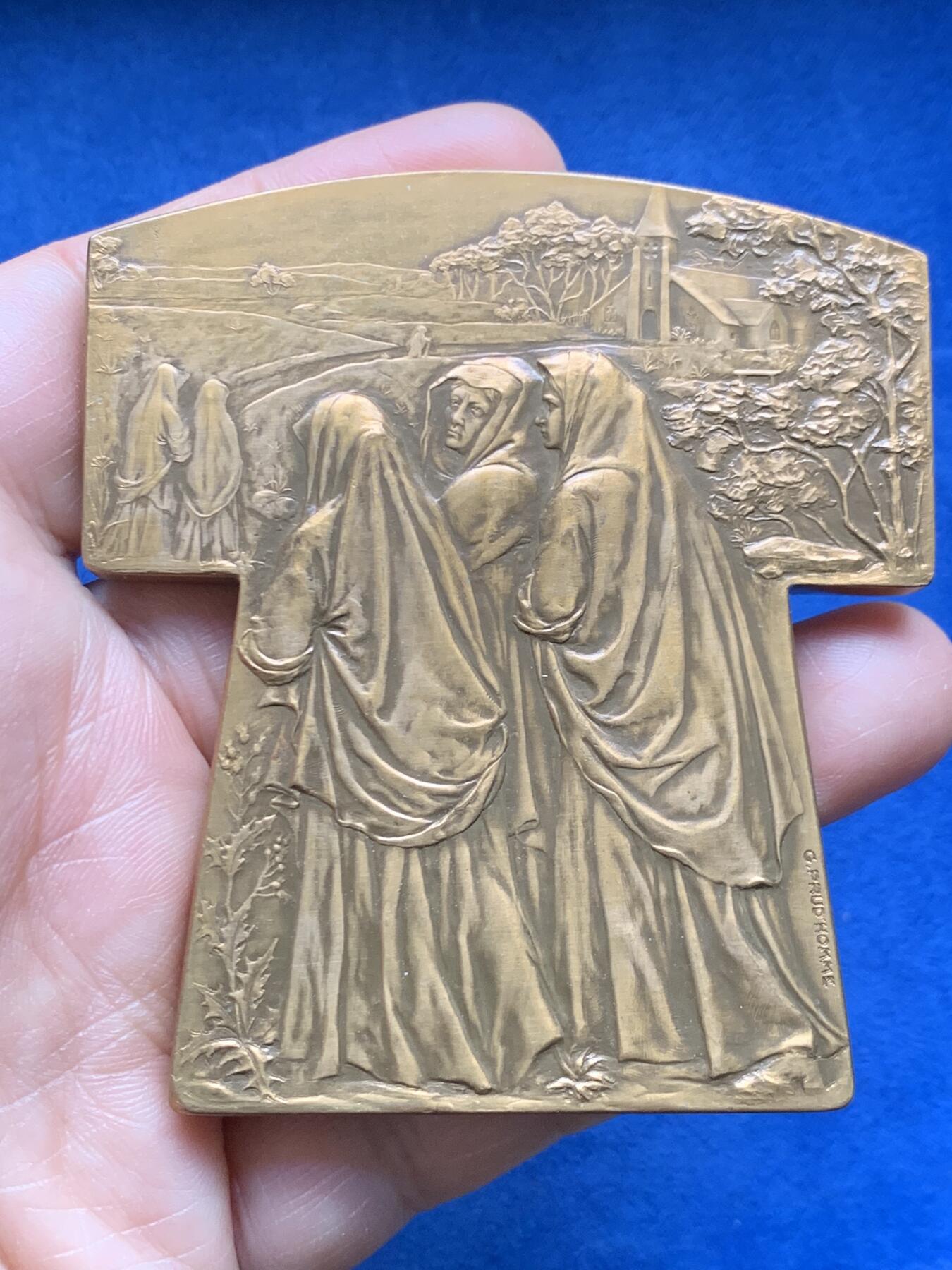 《竞宝斋》第474场 周日，周一 2场连拍 （全场包邮）欢迎送拍 法国著名雕塑家与奖章艺术家（乔治.亨利.普吕多姆）创作的异形大铜章，题名：《Veuves des Marine 海员的遗孀》又名《寡妇》，法国克利夫兰艺术博物馆有同款馆藏，有背景作品讲解。书刊记载。稀有品种，首见品。值得珍藏。直径：75.8mm*68.8mm，重：201.9克，1980丰饶角铜标。表面有上漆工艺