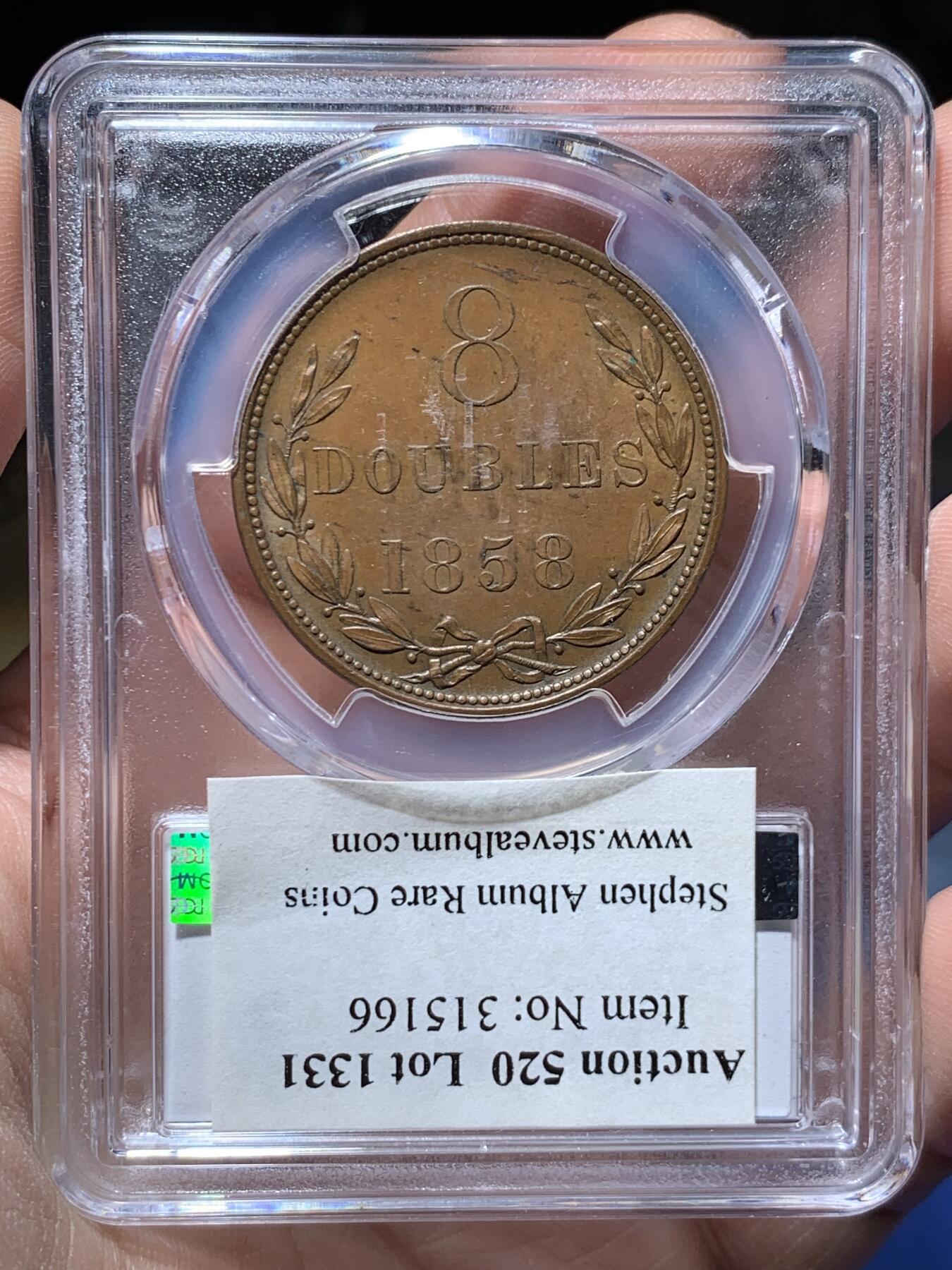 《竞宝斋》第474场 周日，周一 2场连拍 （全场包邮）欢迎送拍 唯一冠军分 PCGS MS63BN 根西岛三狮1858年8道布大铜币，早期厚重版大铜，高分非常难得，比同期的本土便士少见的多，更非后期年份可比。P记唯一MS，亚军分就只有58了。收藏级冠军品质