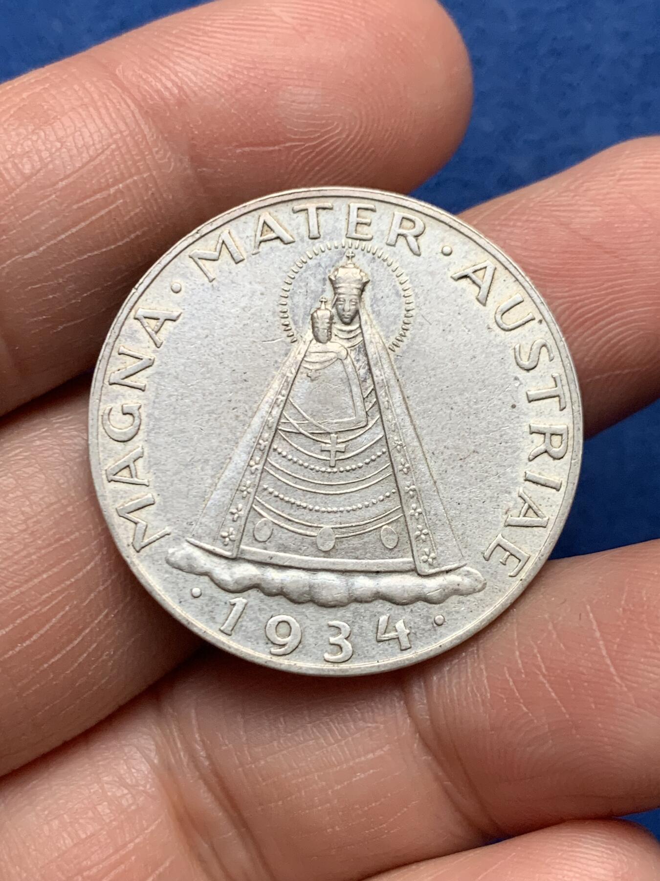 《竞宝斋》第474场 周日，周一 2场连拍 （全场包邮）欢迎送拍 奥地利1934年5先令银币，正面带光环的双鹰徽章，配奥地利盾牌；背面玛利亚泽尔圣母站立像。835银，15克。