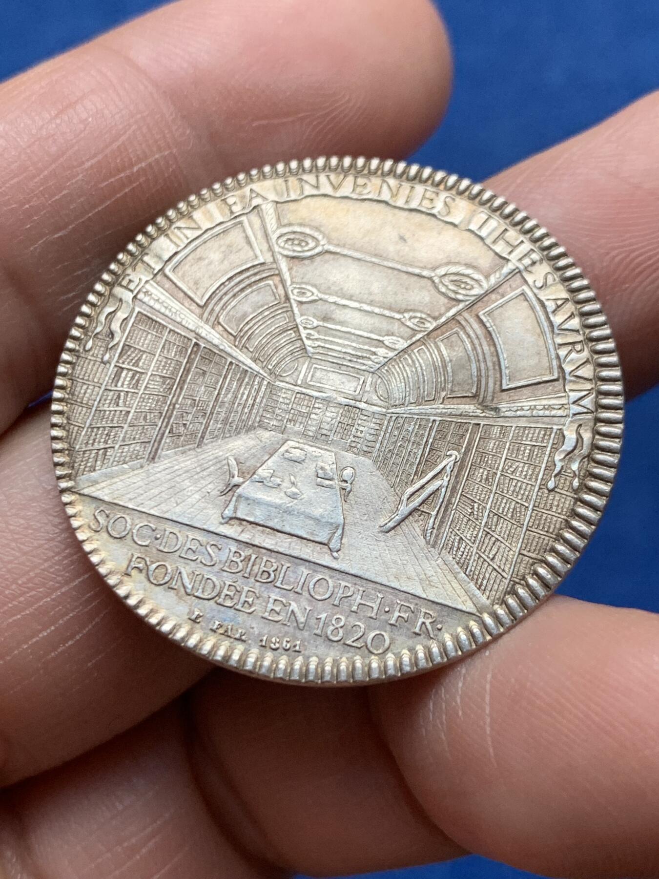 《竞宝斋》第474场 周日，周一 2场连拍 （全场包邮）欢迎送拍 法国1820年巴黎图书馆纪念银章，好品，但是背面有一戳导致章体轻微不平，9.7克，34.7mm