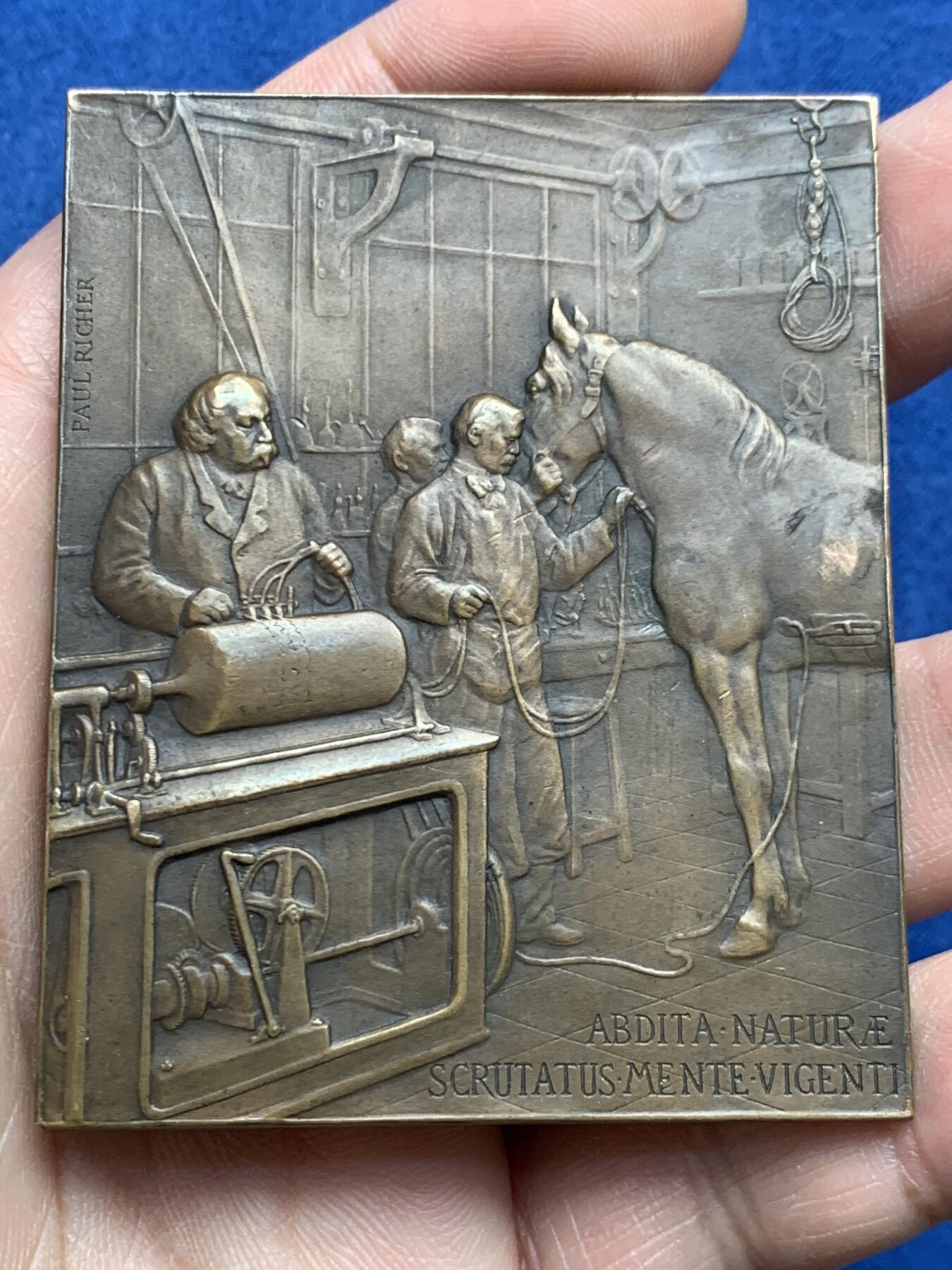 《竞宝斋》第474场 周日，周一 2场连拍 （全场包邮）欢迎送拍 1903年保罗·里歇尔作让·巴蒂斯特·奥古斯特纪念方型大铜章 巴黎造币厂出品 139.5克 56.2*69.8mm 丰饶角铜标