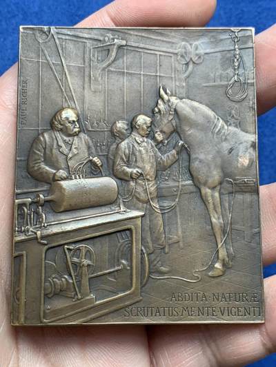 《竞宝斋》第474场 周日，周一 2场连拍 （全场包邮）欢迎送拍 - 1903年保罗·里歇尔作让·巴蒂斯特·奥古斯特纪念方型大铜章 巴黎造币厂出品 139.5克 56.2*69.8mm 丰饶角铜标