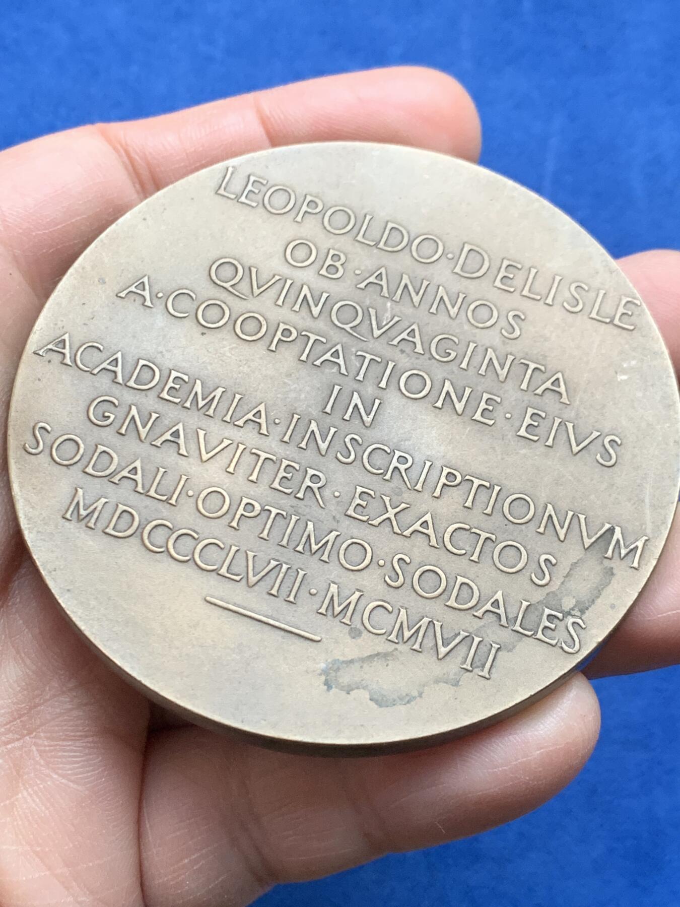《竞宝斋》第474场 周日，周一 2场连拍 （全场包邮）欢迎送拍 名家J.C. 沙普兰 1907年作莱奥波德·德利勒青铜奖章  奥波德·维克托·德利勒是整个19世纪下半叶中世纪研究领域的领军学者之一。154.5克 68mm 丰饶角铜标