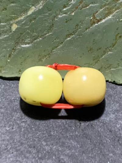 天然俄料原矿蜜蜡小尺寸老形桶珠腰珠两颗 - 天然俄料原矿蜜蜡小尺寸老形桶珠腰珠两颗