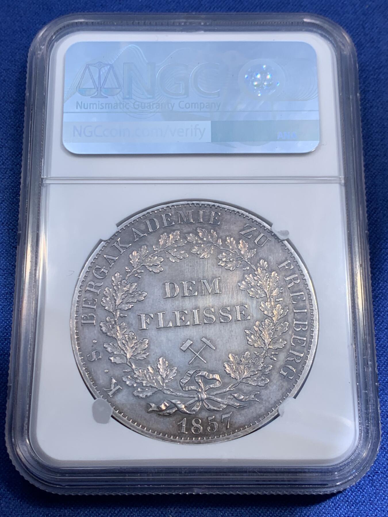 《竞宝斋》第474场 周日，周一 2场连拍 （全场包邮）欢迎送拍 2泰勒之王 NGC UNC 德国 1857年 萨克森王国 约翰一世 2泰勒银币 F版 发行量仅100枚 所有2泰勒里发行量最少的品种 2024年裸币近7万成交 F厂比B版少很多