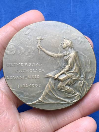 《竞宝斋》第474场 周日，周一 2场连拍 （全场包邮）欢迎送拍 - 1834年至1909年天主教鲁汶大学发展历程纪念大铜章，铭文“UNIVERSITAS CATHOLICA LOVANIENSIS 1834-1909”，正面是一位象征知识与光明身披长袍的女神手持火炬。著名雕刻家：Devreese设计雕刻，直径：59.7mm，重：136.4g。