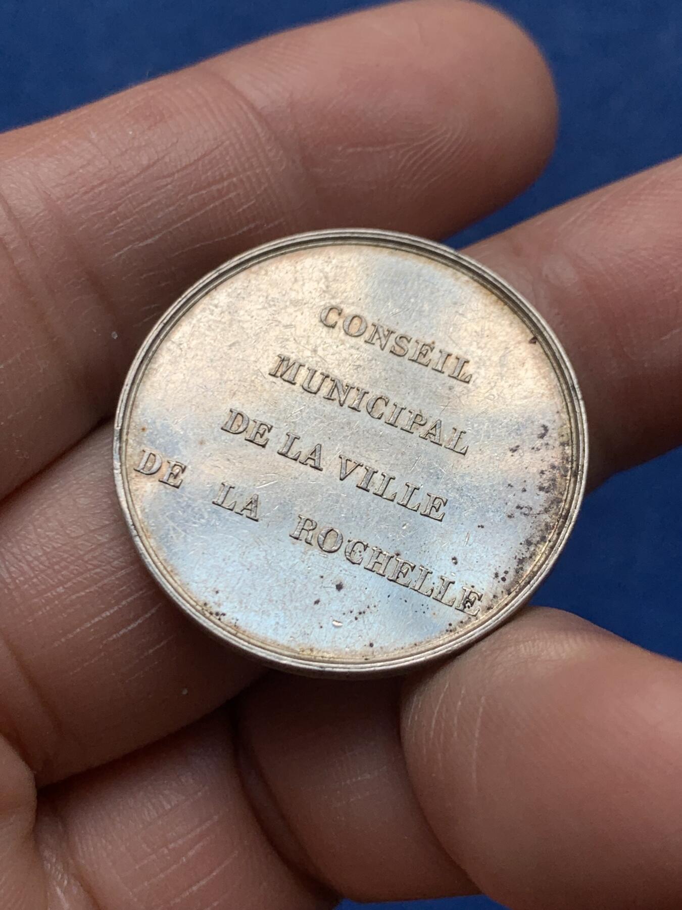 《竞宝斋》第474场 周日，周一 2场连拍 （全场包邮）欢迎送拍 法国1836年罗谢尔市政厅纪念银章，手指ARGENT，9克，28.2mm