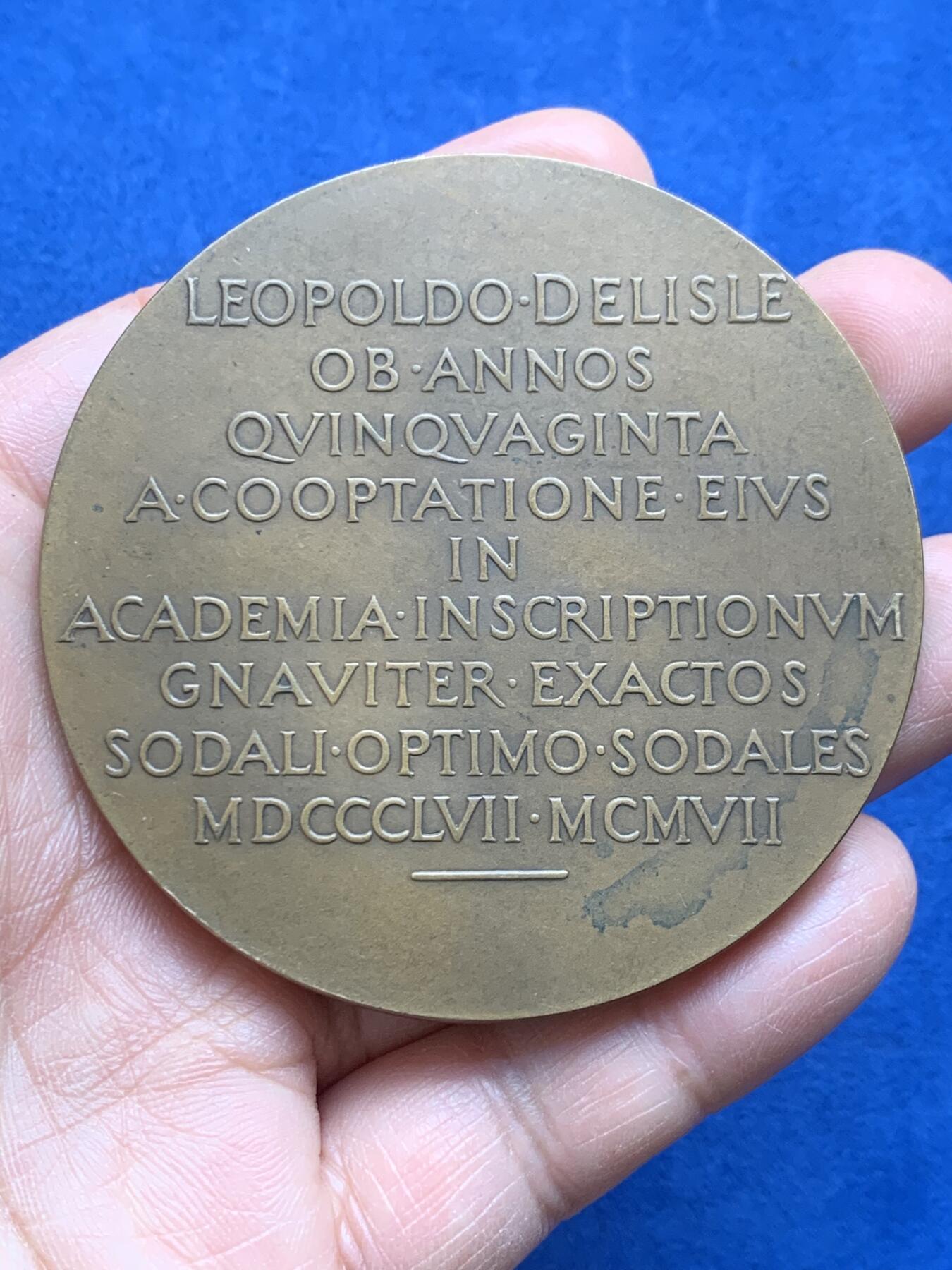 《竞宝斋》第474场 周日，周一 2场连拍 （全场包邮）欢迎送拍 名家J.C. 沙普兰 1907年作莱奥波德·德利勒青铜奖章  奥波德·维克托·德利勒是整个19世纪下半叶中世纪研究领域的领军学者之一。154.5克 68mm 丰饶角铜标