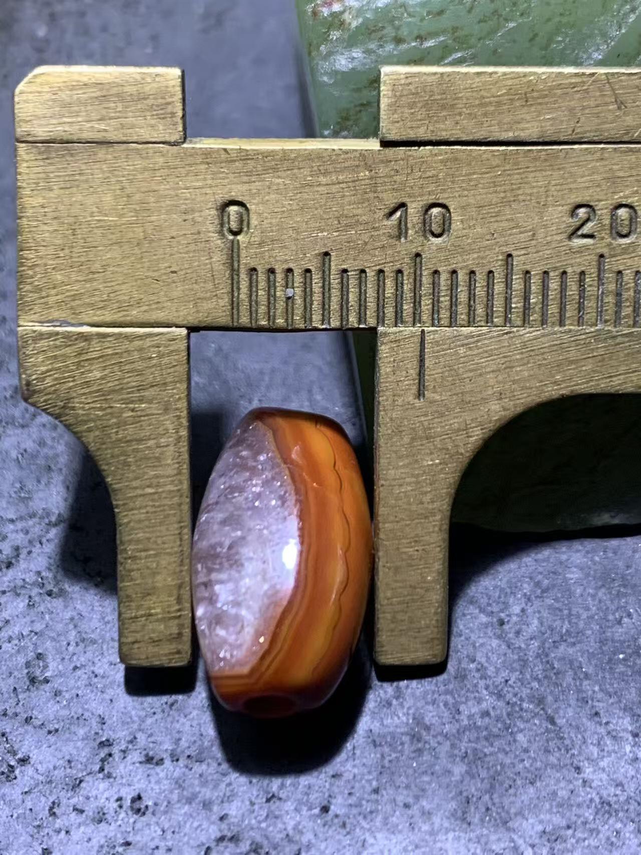 精美冰飘战国红玛瑙随形桶珠一颗