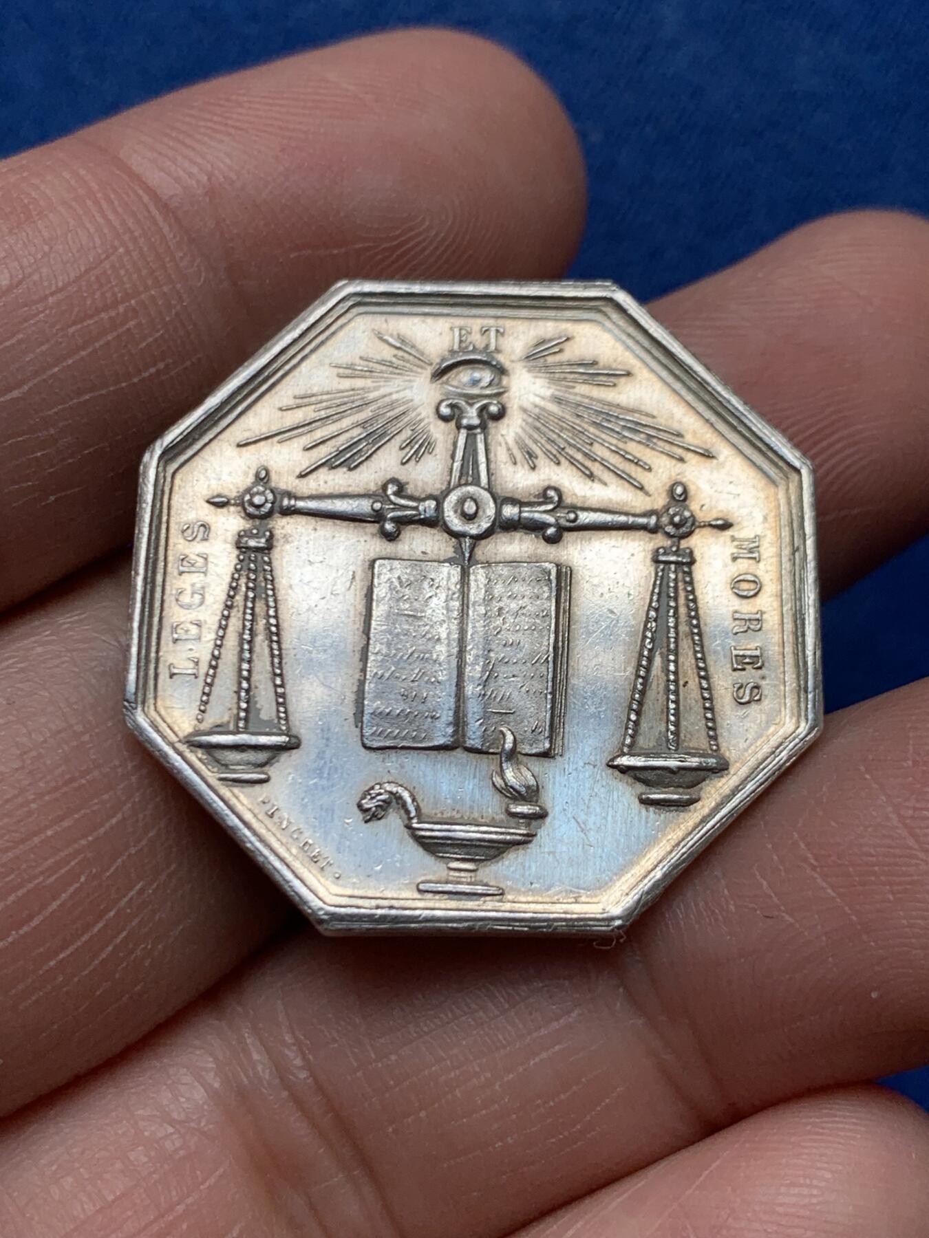 《竞宝斋》第474场 周日，周一 2场连拍 （全场包邮）欢迎送拍 法国奥布省塞纳河畔公证人协会八角银质代币，12.6克，30.6mm。