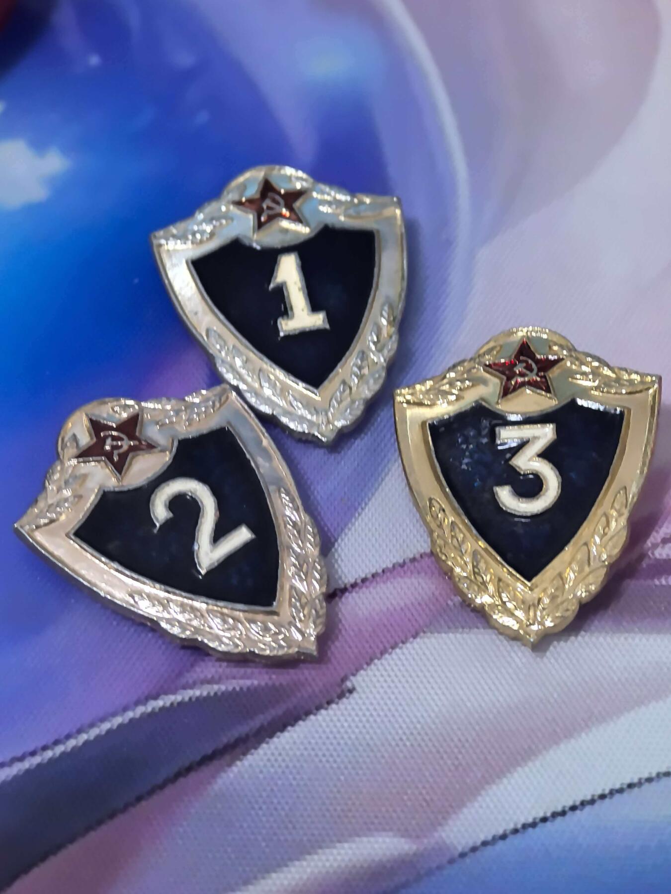 苏联勋章奖章拍卖 本次有亚捏，空军军服，国际运动员等好货 不要错过 3月20日晚上九点结束在麦稀奇 找不到的加我qq或者微信都是184277308备注苏章拍卖。 苏联军事技能等级徽章1，2，3级