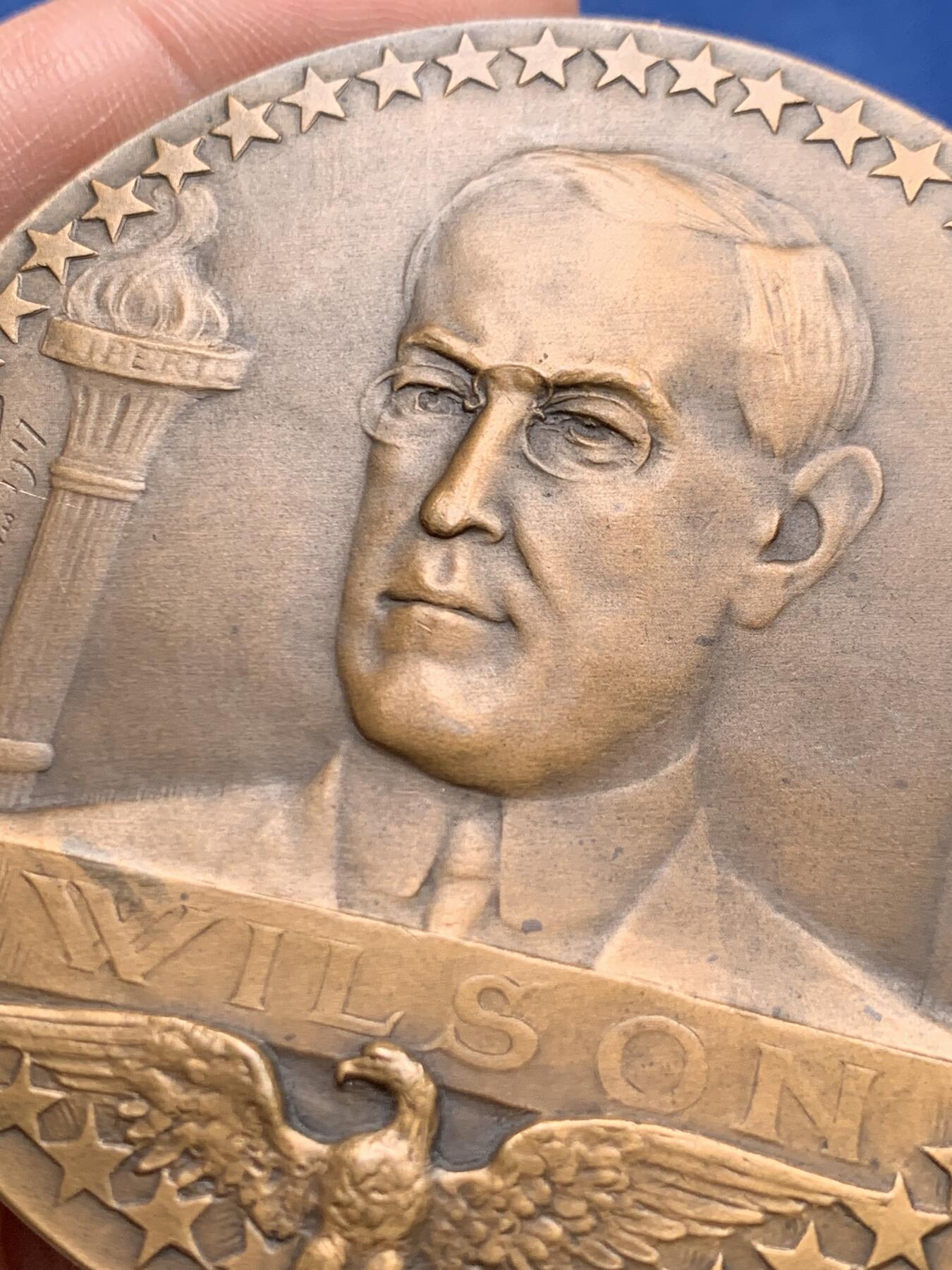 《竞宝斋》第474场 周日，周一 2场连拍 （全场包邮）欢迎送拍 名家Rene Gregoire作1917年美国加入第一次世界大战纪念大铜章 139.6克 67.6mm 丰饶角铜标