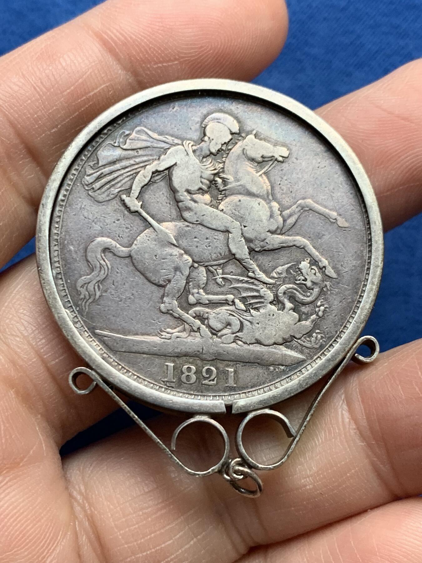 《竞宝斋》第474场 周日，周一 2场连拍 （全场包邮）欢迎送拍 1821年英国乔四马剑大克朗 改首饰一件，XF品枪灰色包浆，大热门品种，32.2克