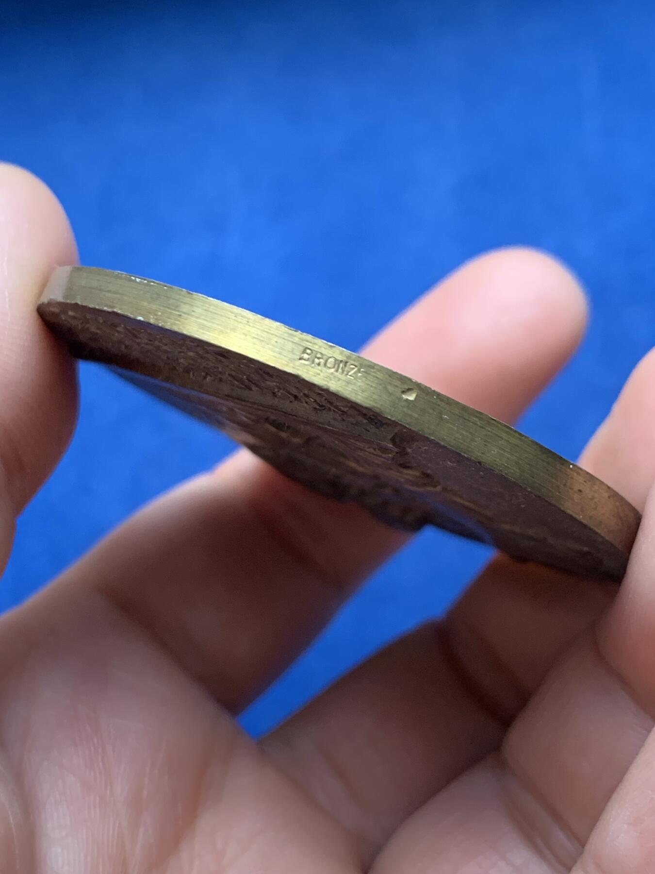 《竞宝斋》第474场 周日，周一 2场连拍 （全场包邮）欢迎送拍 法国电气行业铜章 直径54.3mm 重量70.8g 铜标边铭