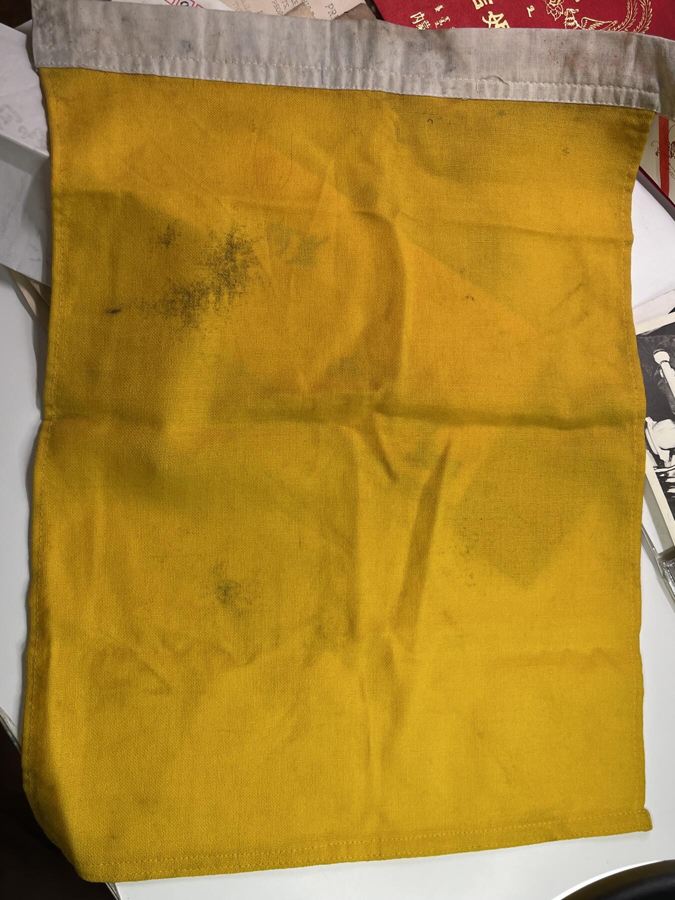 新时代收藏快速小拍 拍卖本周一线所得新货 欢迎关注 沈阳铁路局60年代双色信号旗两面 棉布制造 有点脏污