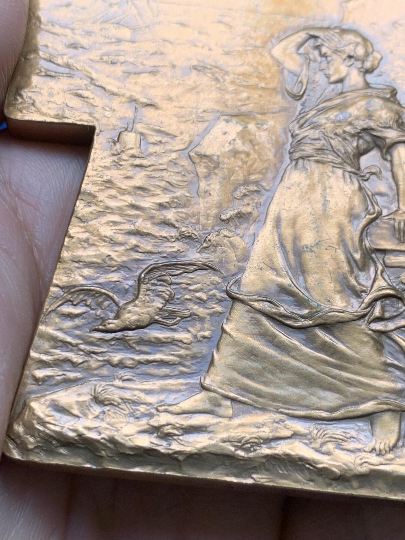 《竞宝斋》第474场 周日，周一 2场连拍 （全场包邮）欢迎送拍 法国著名雕塑家与奖章艺术家（乔治.亨利.普吕多姆）创作的异形大铜章，题名：《Veuves des Marine 海员的遗孀》又名《寡妇》，法国克利夫兰艺术博物馆有同款馆藏，有背景作品讲解。书刊记载。稀有品种，首见品。值得珍藏。直径：75.8mm*68.8mm，重：201.9克，1980丰饶角铜标。表面有上漆工艺