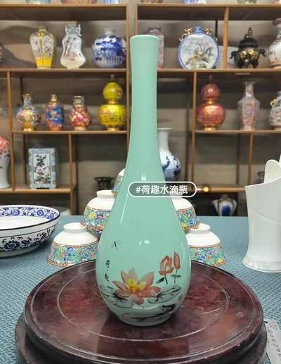 景德镇陶瓷，影青釉，荷趣水滴瓶。内口径2厘米，可以插只把的花。瓶高29厘米，肚经10厘米 - 景德镇陶瓷，影青釉，荷趣水滴瓶。内口径2厘米，可以插只把的花。瓶高29厘米，肚经10厘米