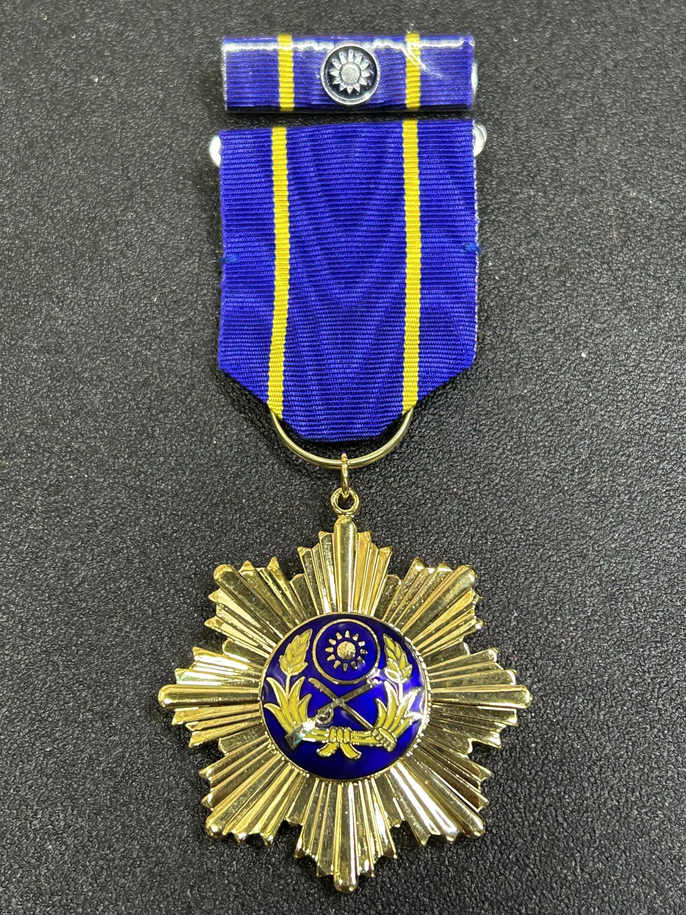 西秦中古拍卖第八十一期  民国陆光甲种奖章 带勋略 有编号 退台后