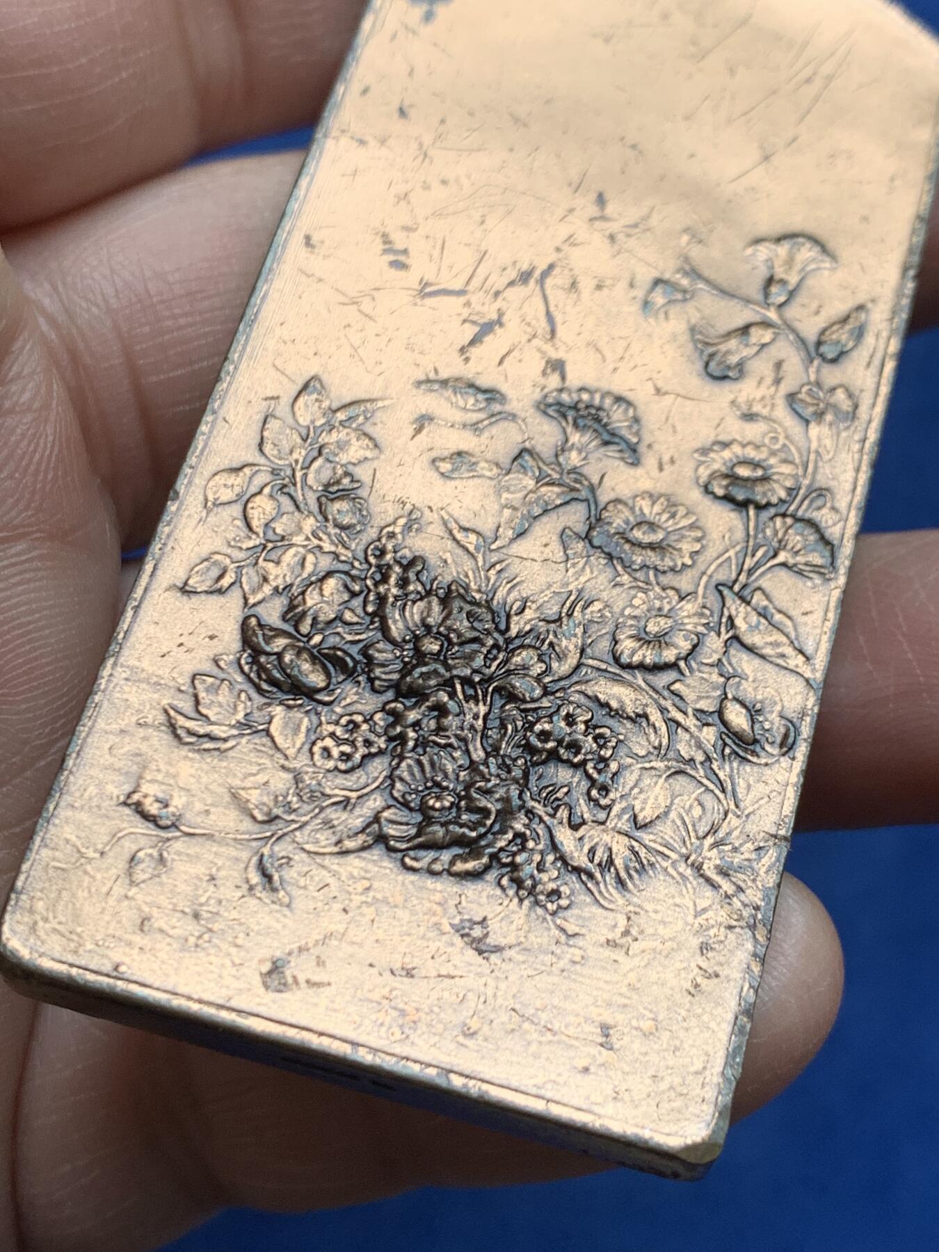 《竞宝斋》第474场 周日，周一 2场连拍 （全场包邮）欢迎送拍 法国新艺术时期异形大铜章，花神芙罗拉。81.7克，35.2*74mm，COUDRAY大师名誉作，非常稀见的品种，花神立于鲜花锦簇中，身姿舒展曼妙，刻画精美细腻，生动美好。表面有油漆保护层，细节见图。