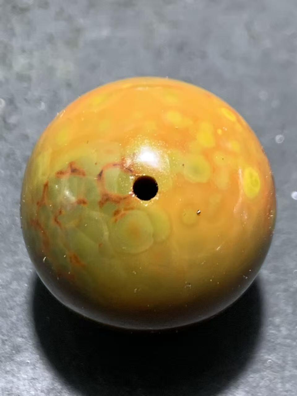 精美鱼籽纹战国红玛瑙圆珠一颗！