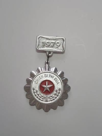 韵星假日军品类拍卖第48期 -- Rimey Holidays Militaria Auction 48 - 越南社会主义共和国优秀战士奖章1979中越战争爆发时期