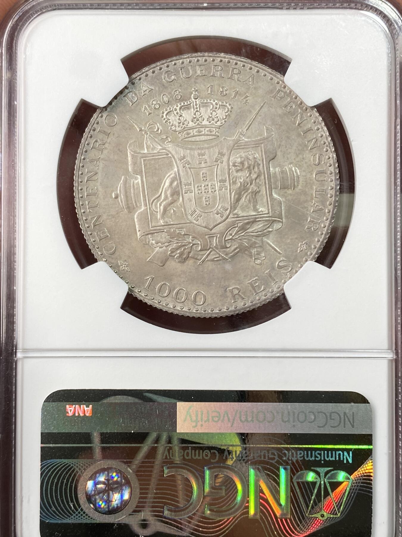 万国钱币拍卖第063期 NGC PF64 1910年葡萄牙艾曼纽尔二世半岛战争百年纪念1000瑞斯大银 正面为葡萄牙末代国王艾曼纽尔二世 背面雄狮护盾 一门火炮穿插其中 尽显王者风范 镜面底板在紫罗兰五彩的加持下光彩夺目 实物上手惊艳 葡萄牙任何精制币都极其罕见 大银主币更是难得 此枚NP评级记录均为个位数 错过难再的顶级葡系藏品 HA一月64CAM成交价约合人民币6万元