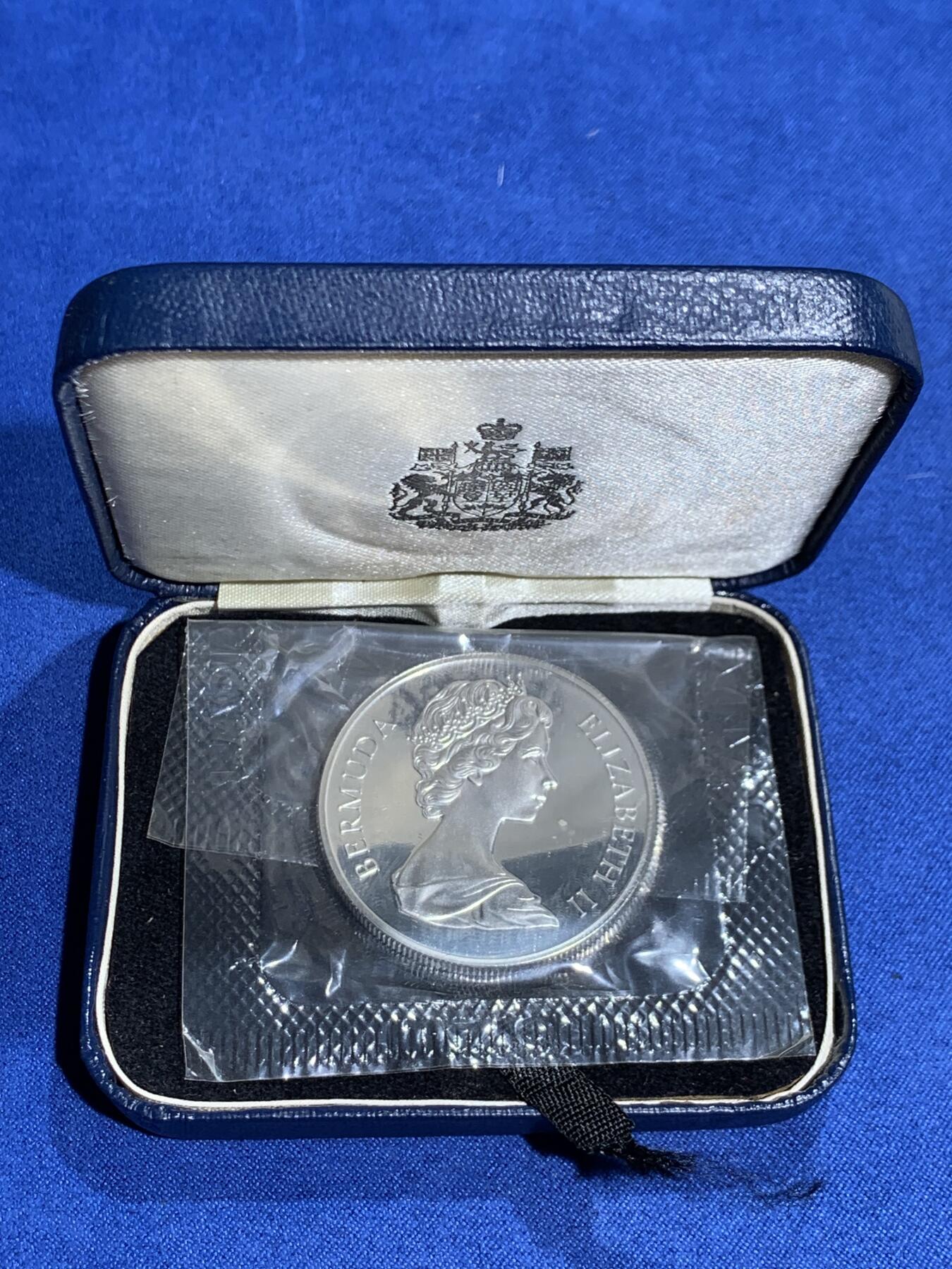 《竞宝斋》第474场 周日，周一 2场连拍 （全场包邮）欢迎送拍 百慕大群岛1972年壹元女王银婚精制克朗型纪念银币 原盒 28克 925银