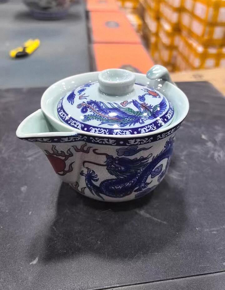 景德镇青花釉里红龙凤戏珠盖碗，全新未用，手工绘制，龙凤图案，寓意吉祥如意。陶瓷材质，釉面光亮，画工细腻，出水顺畅，适合功夫茶泡饮或收藏。  盖碗高约8厘米，口径约8厘米，容量约150ml