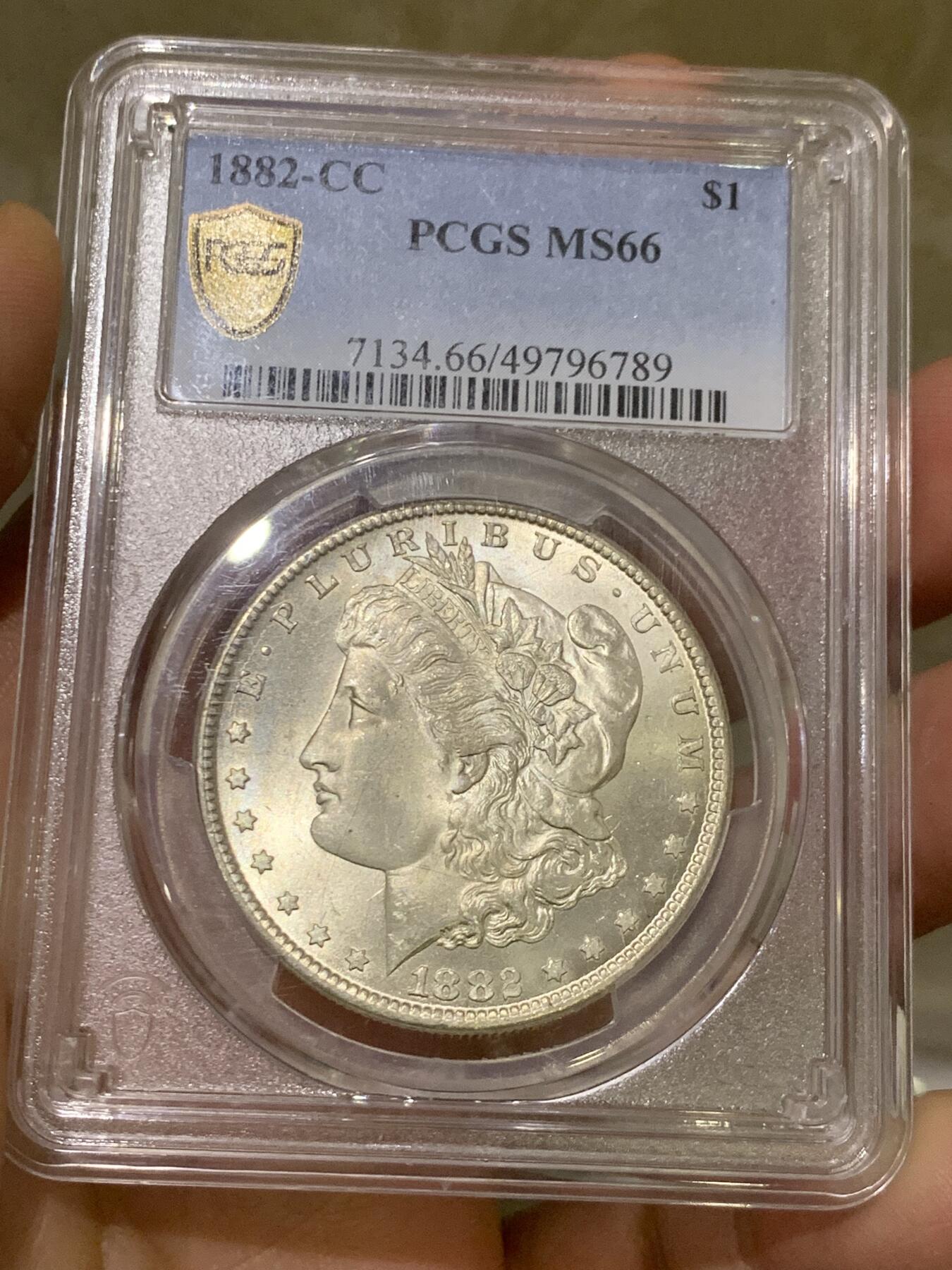 《竞宝斋》第474场 周日，周一 2场连拍 （全场包邮）欢迎送拍 PCGS MS66 美国 1882 CC 摩根银币 稀有卡森厂 麦稀奇所见最高分 转光犀利 打制极美 银霜感十足 不可错过的极佳收藏品 一枚毕业