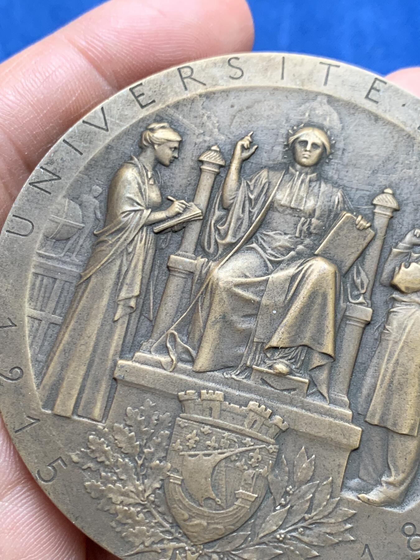 《竞宝斋》第474场 周日，周一 2场连拍 （全场包邮）欢迎送拍 名家JC Chaplain作1895年巴黎大学建校680周年纪念大铜章 原铸 稀有 108.3克 65.3mm 丰饶角铜标