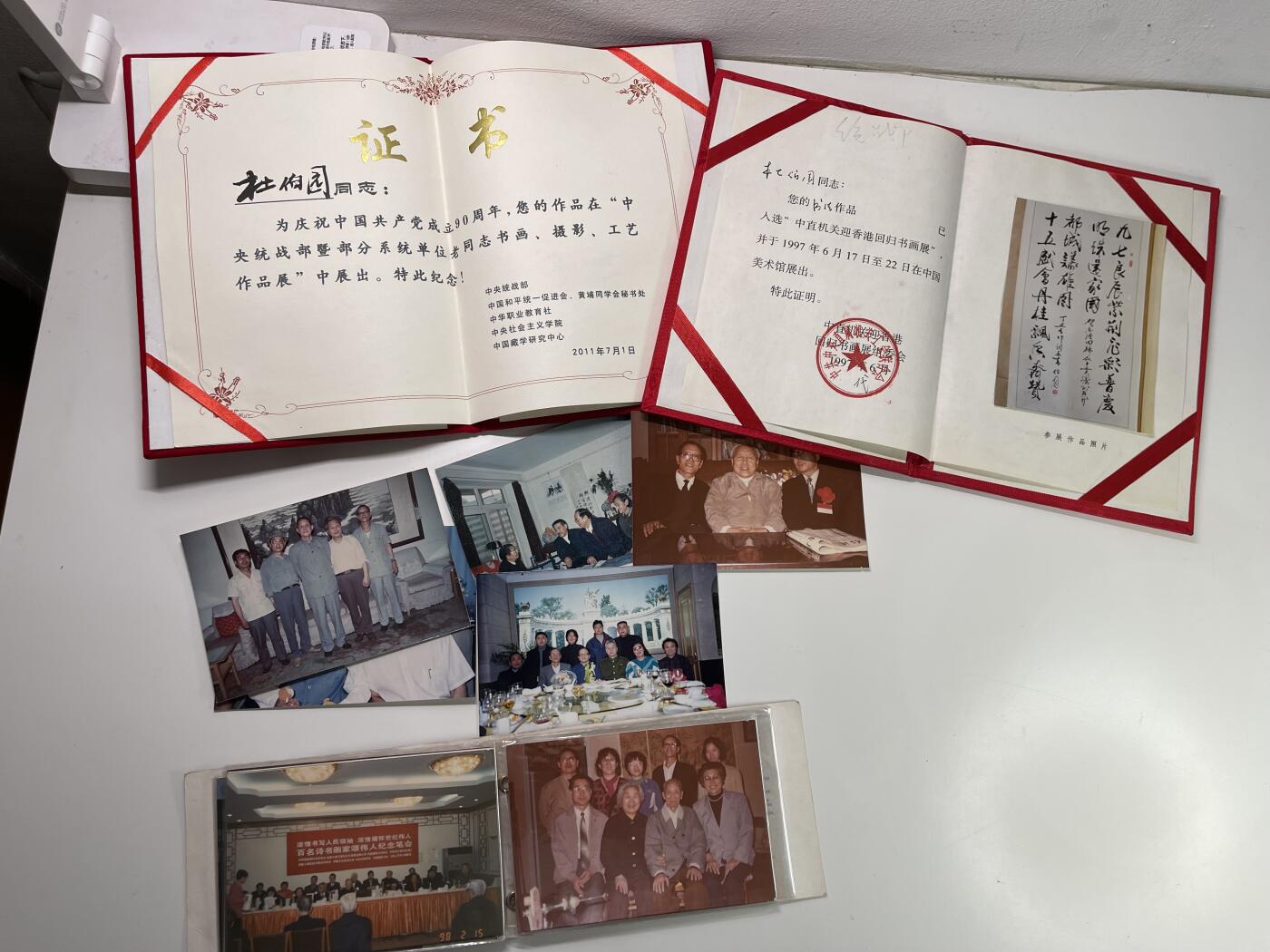 新时代收藏快速小拍 拍卖本周一线所得新货 欢迎关注 黄埔老兵杜伯园所得证书及家庭相册一本 杜伯园为国军进步人士参与起义，毕业于黄埔军校第22期骑兵科担任北京市黄埔军校同学会副会长，同时为书法家 奖章证书为其庆祝97香港回归的时刻所作艺术作品获得中央统战部嘉奖