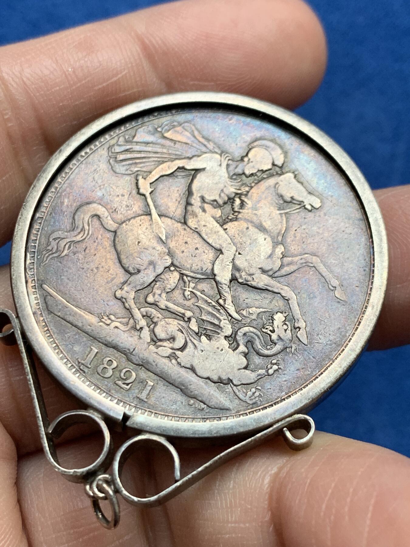 《竞宝斋》第474场 周日，周一 2场连拍 （全场包邮）欢迎送拍 1821年英国乔四马剑大克朗 改首饰一件，XF品枪灰色包浆，大热门品种，32.2克