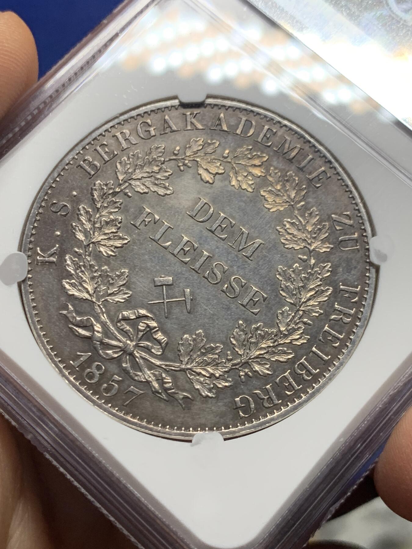 《竞宝斋》第474场 周日，周一 2场连拍 （全场包邮）欢迎送拍 2泰勒之王 NGC UNC 德国 1857年 萨克森王国 约翰一世 2泰勒银币 F版 发行量仅100枚 所有2泰勒里发行量最少的品种 2024年裸币近7万成交 F厂比B版少很多