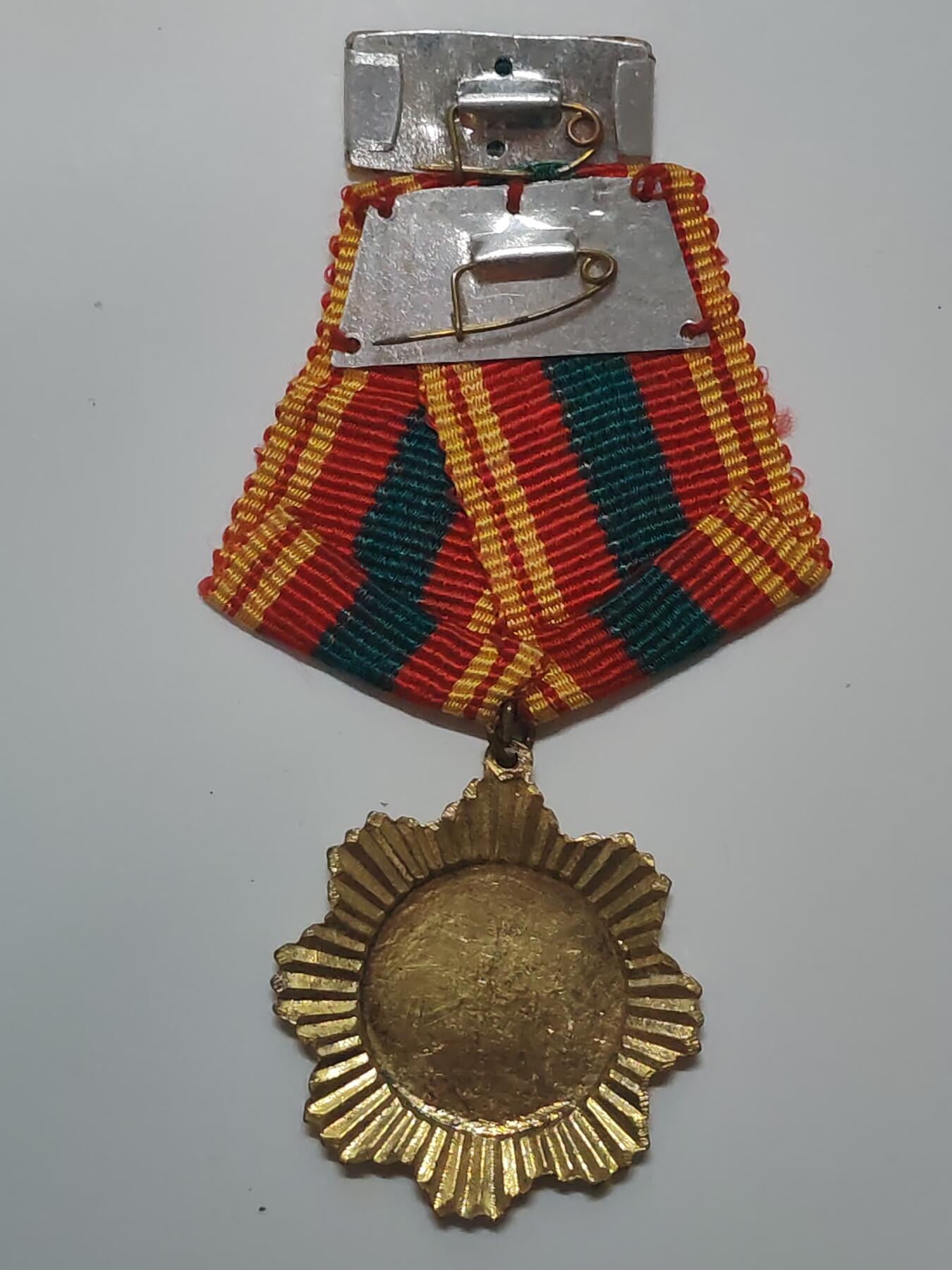 韵星假日军品类拍卖第48期 -- Rimey Holidays Militaria Auction 48 柬埔寨人民共和国友谊奖章带原略 奖章比勋章更少见 铜制 颁发给越南和东欧阵营共产国家