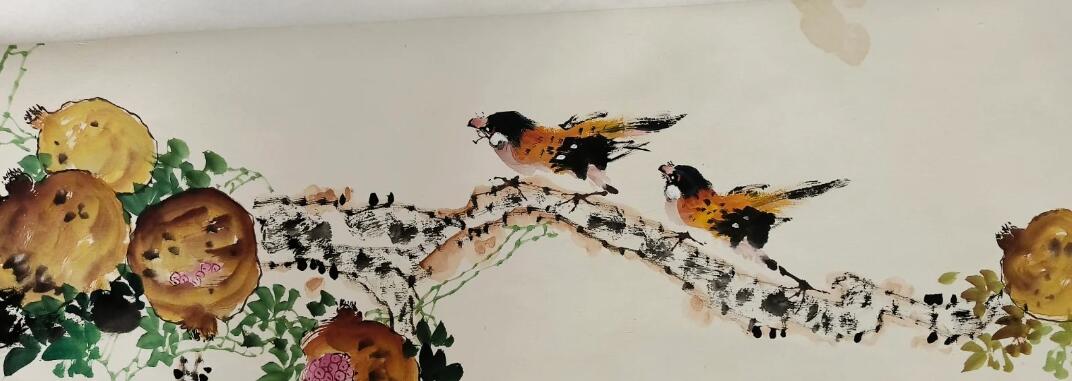 宋太祖赵匡胤第三十六代嫡孙 赵丹青 果实累累国画（保真）1959年生于上海，祖籍9浙江诸暨，宋太祖赵匡胤第三十六代嫡系 ，北京美协会员、北京花鸟画协会会员、北京齐派花鸟画研究会会员、中国书画家联谊会会员、北京圆明画苑签约画家 ，国际青年易经学会会员、香港中美易经学会会员、中华周易学会理事、澳大利亚周易研究会副会长。（尺寸:136*35，已托底）