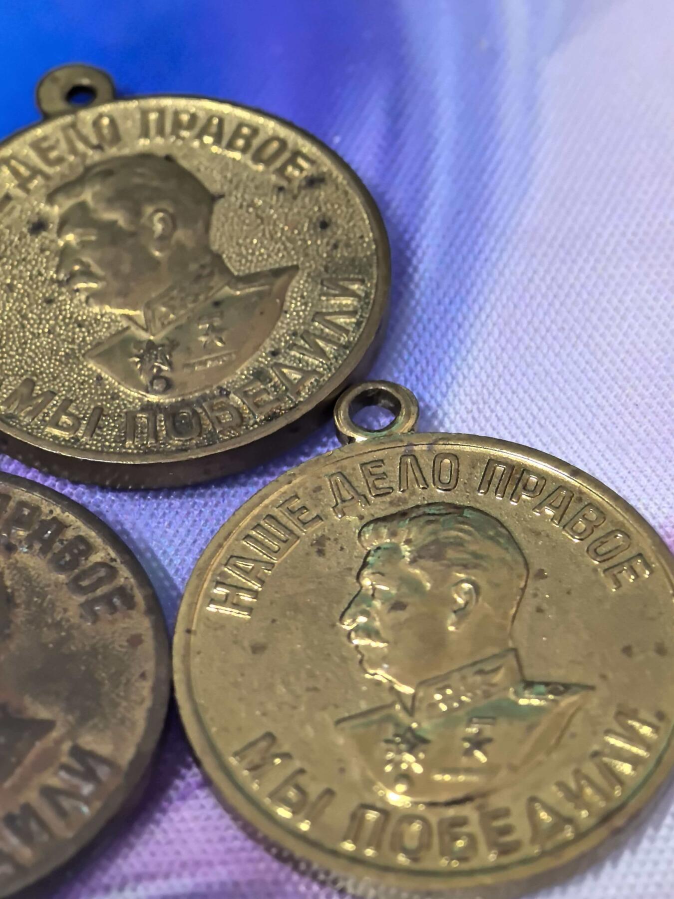 苏联勋章奖章拍卖 本次有亚捏，空军军服，国际运动员等好货 不要错过 3月20日晚上九点结束在麦稀奇 找不到的加我qq或者微信都是184277308备注苏章拍卖。 苏联战胜德国奖章三枚 没有挂