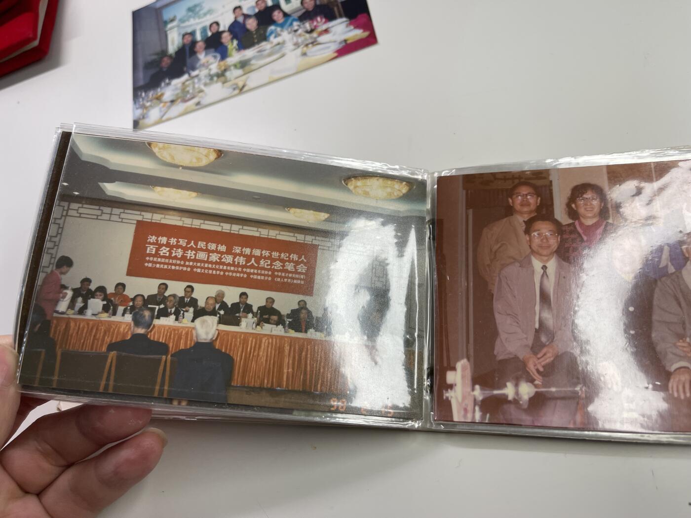 新时代收藏快速小拍 拍卖本周一线所得新货 欢迎关注 黄埔老兵杜伯园所得证书及家庭相册一本 杜伯园为国军进步人士参与起义，毕业于黄埔军校第22期骑兵科担任北京市黄埔军校同学会副会长，同时为书法家 奖章证书为其庆祝97香港回归的时刻所作艺术作品获得中央统战部嘉奖