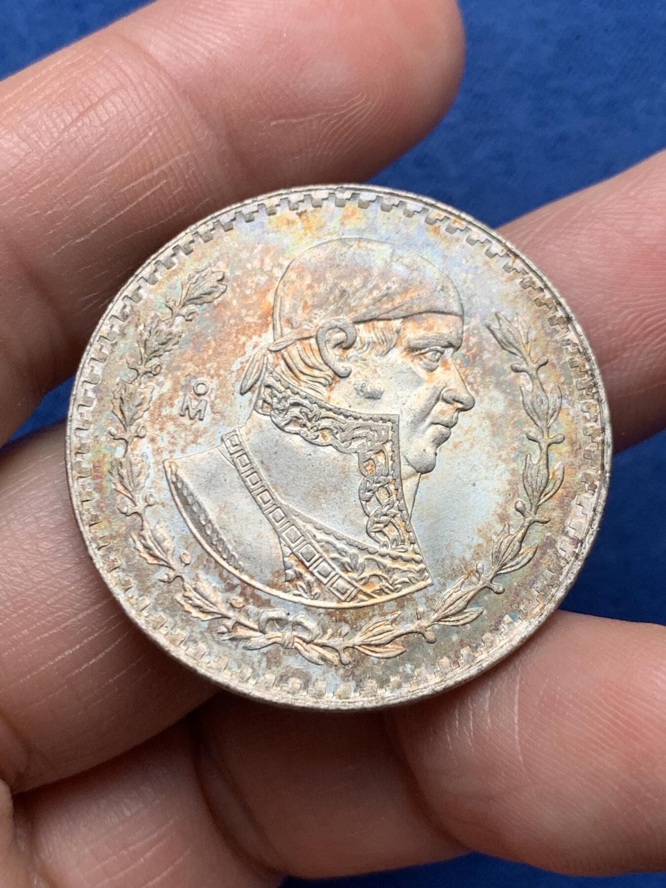 《竞宝斋》第474场 周日，周一 2场连拍 （全场包邮）欢迎送拍 墨西哥1965年银币 五彩好状态 光度也好 车轮转光