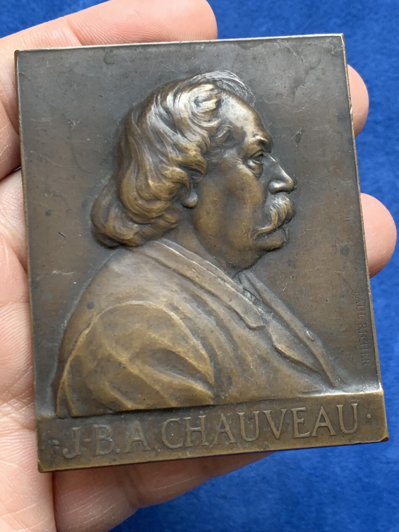 《竞宝斋》第474场 周日，周一 2场连拍 （全场包邮）欢迎送拍 1903年保罗·里歇尔作让·巴蒂斯特·奥古斯特纪念方型大铜章 巴黎造币厂出品 139.5克 56.2*69.8mm 丰饶角铜标