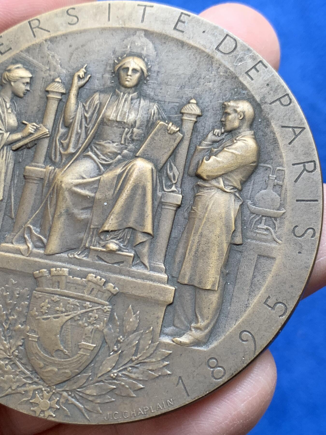 《竞宝斋》第474场 周日，周一 2场连拍 （全场包邮）欢迎送拍 名家JC Chaplain作1895年巴黎大学建校680周年纪念大铜章 原铸 稀有 108.3克 65.3mm 丰饶角铜标