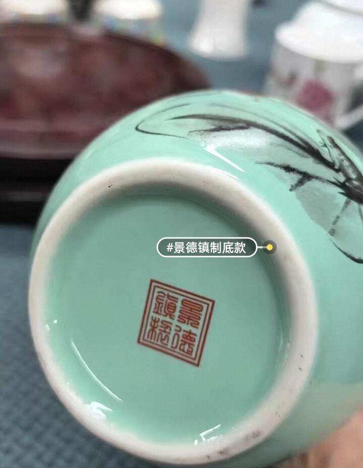 景德镇陶瓷，影青釉，荷趣水滴瓶。内口径2厘米，可以插只把的花。瓶高29厘米，肚经10厘米