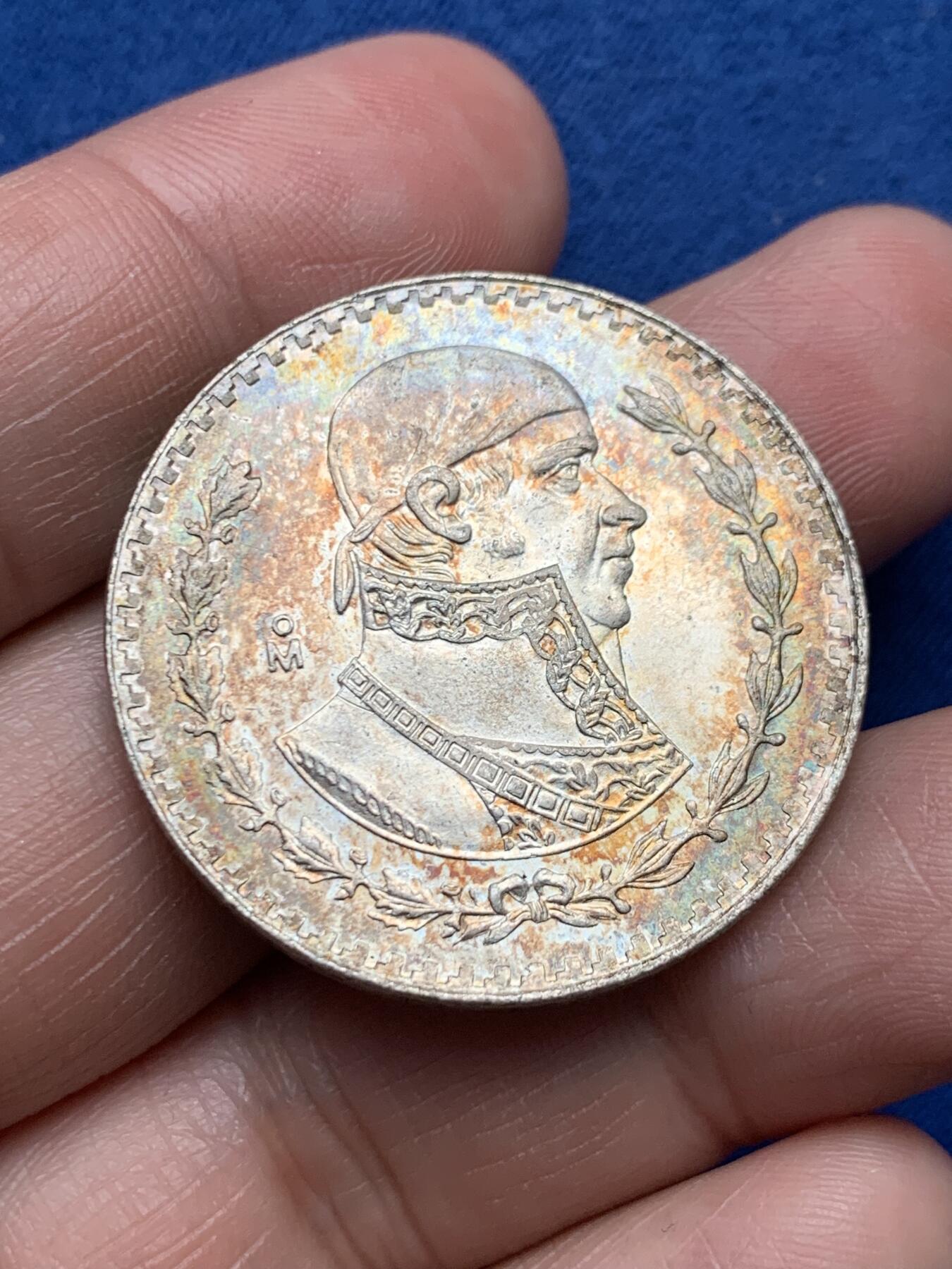 《竞宝斋》第474场 周日，周一 2场连拍 （全场包邮）欢迎送拍 墨西哥1965年银币 五彩好状态 光度也好 车轮转光