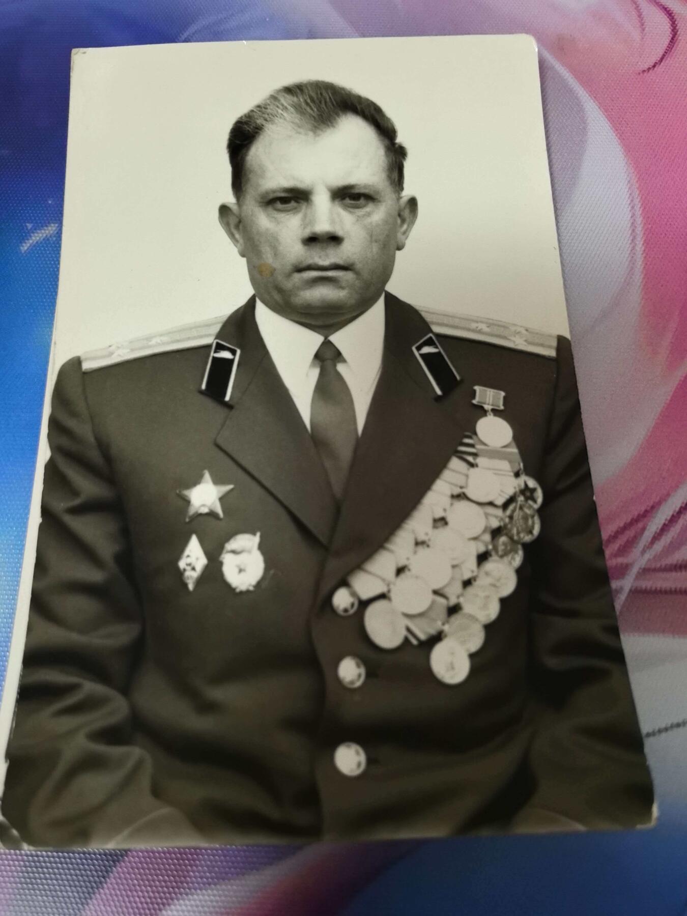 苏联勋章奖章拍卖 本次有亚捏，空军军服，国际运动员等好货 不要错过 3月20日晚上九点结束在麦稀奇 找不到的加我qq或者微信都是184277308备注苏章拍卖。 苏联档案大照片 8*10 背面有名字，部队印章等很多信息 近卫坦克兵上校 红星，校徽，一大堆奖章