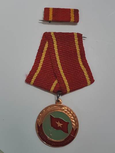 韵星假日军品类拍卖第48期 -- Rimey Holidays Militaria Auction 48 - 越南社会主义共和国决胜军旗奖章 早期软挂版本